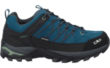Vista laterale di una scarpa blu con suola nera a tasselli profondi, lacci, asola di traino e scritte visibili 'CMP' e 'WATERPROOF'