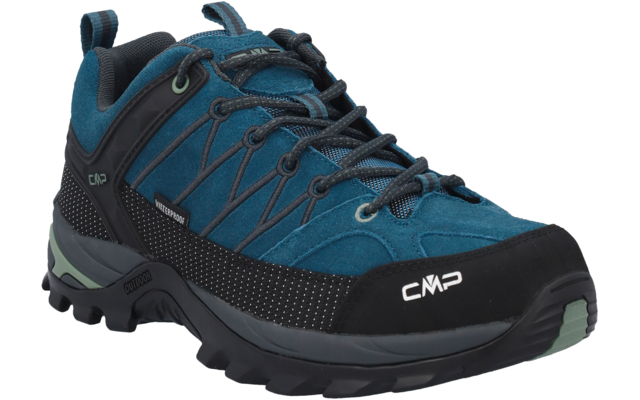 Una singola scarpa stringata blu con suola nera scolpita, dettagli neri e logo bianco "CMP" su sfondo bianco