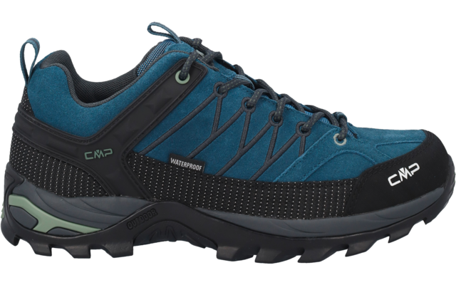 Vista laterale di una scarpa blu con suola nera a tasselli profondi, lacci, asola di traino e scritte visibili 'CMP' e 'WATERPROOF'