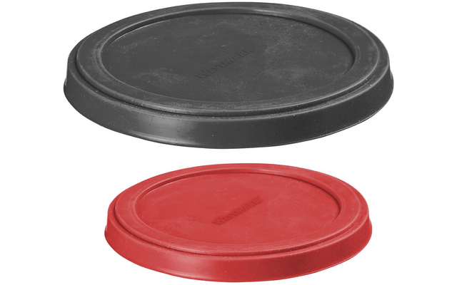 Deux disques ronds et plats en caoutchouc ; un gris foncé en haut, un rouge en bas, légèrement décalés l'un sur l'autre, tous deux avec un bord surélevé et un lettrage en relief