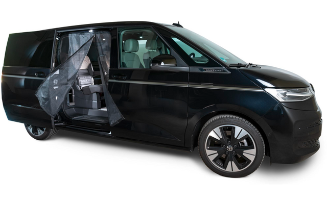 Schwarzer Van mit geöffneter Seitentür und sichtbarem Innenraum