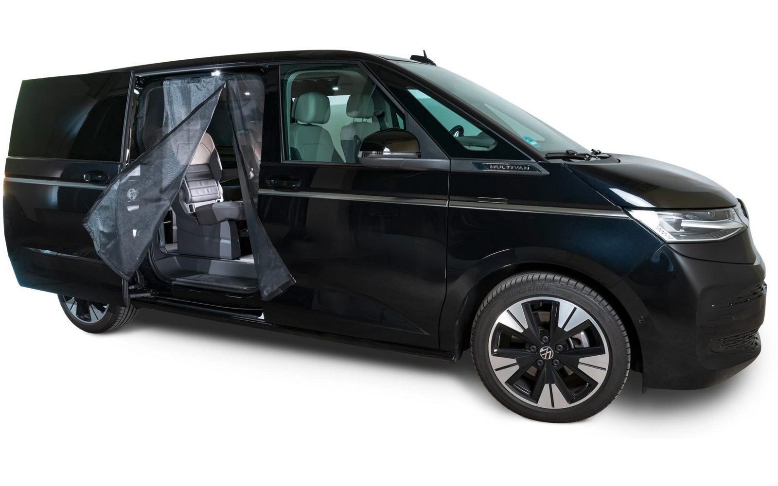 Schwarzer Van mit geöffneter Seitentür und sichtbarem Innenraum