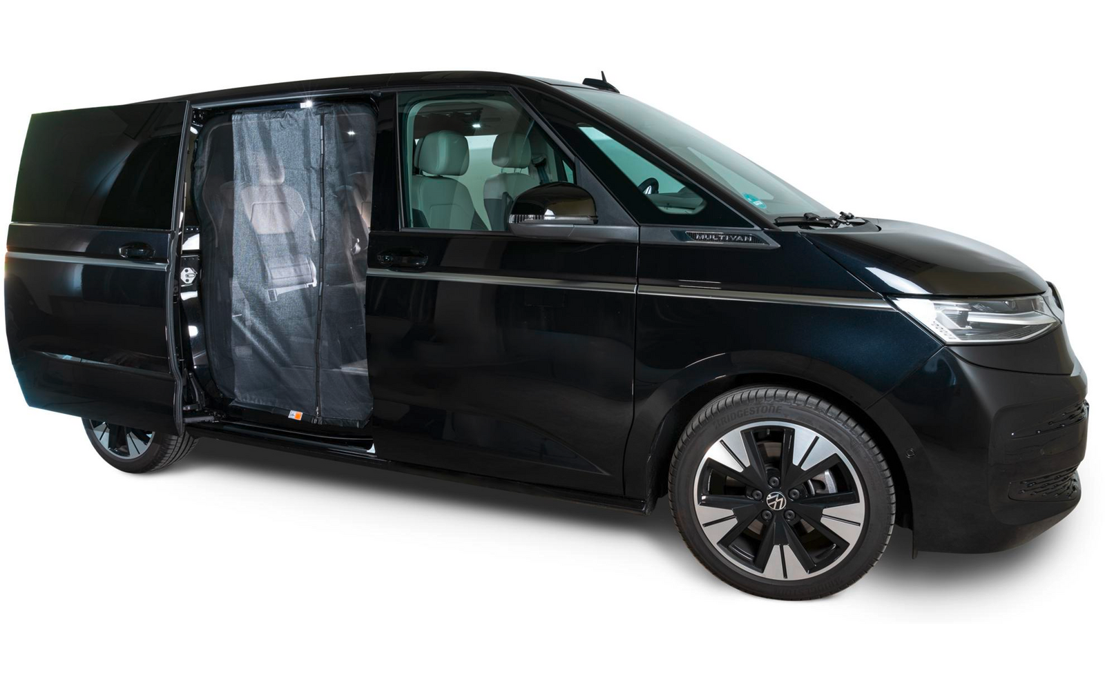 Schwarzer Minivan mit geöffneter Seitentür und einer Rampe zum Einstieg