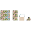 Quatre articles côte à côte : un grand morceau de tissu rectangulaire avec des fleurs roses et des feuilles vertes sur un fond clair ; un morceau rectangulaire étroit et haut avec le même motif floral ; une pochette beige clair avec une lanière bleu clair, un mousqueton noir et un rectangle pointillé cousu sur le devant ; une petite pochette avec le même motif floral