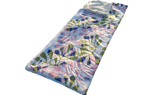 Matelas pneumatique rectangulaire à motif de feuilles colorées posé sur le sable; une serviette claire pliée au niveau de la tête; lumière du soleil et ombres sur le sable