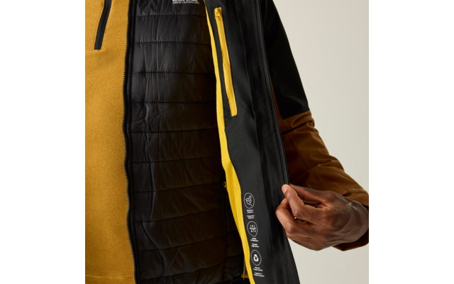 Oberkörper einer Person, Hand hält geöffnete schwarze Jacke; gesteppte schwarze Innenfläche, gelber Innenrand und Reißverschluss, gelber Pullover darunter, brauner Ärmel sichtbar