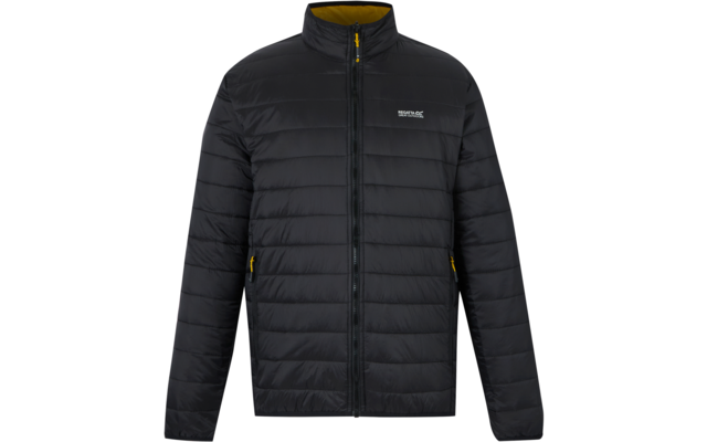 Schwarze gesteppte Jacke mit horizontalen Nähten, durchgehendem Reißverschluss, Stehkragen, kleinem weißem Logo auf der linken Brust und gelben Reißverschlussdetails sowie gelbem Krageninnenfutter