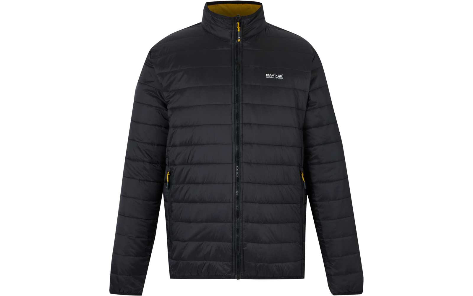 Schwarze gesteppte Jacke mit horizontalen Nähten, durchgehendem Reißverschluss, Stehkragen, kleinem weißem Logo auf der linken Brust und gelben Reißverschlussdetails sowie gelbem Krageninnenfutter