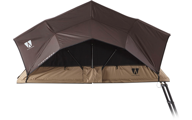 Aufgestelltes braunes Dachzelt mit geöffnetem Eingang, beiger Basis und Leiter an der rechten Seite; zwei weiße Logos auf dem Zelt