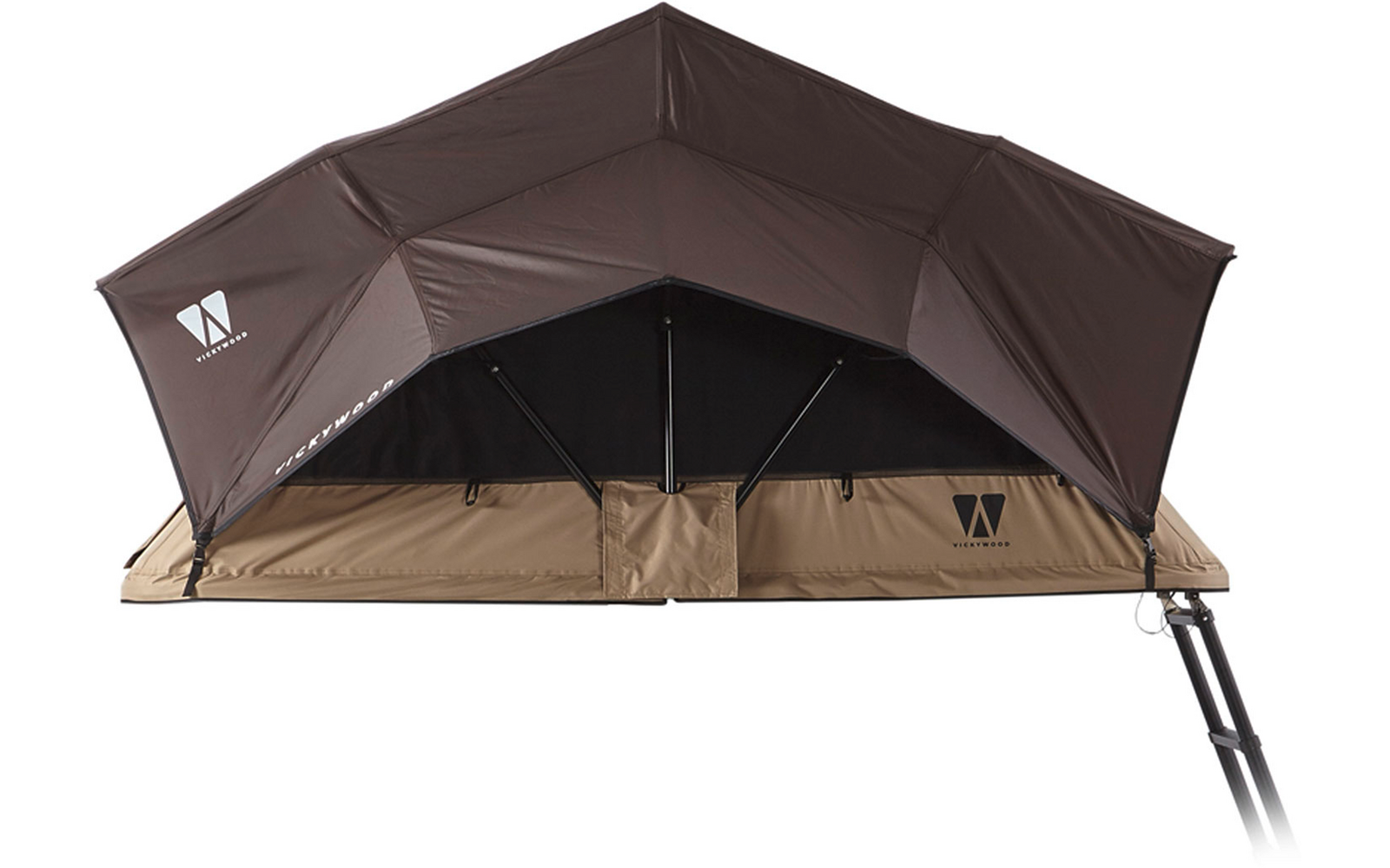 Aufgestelltes braunes Dachzelt mit geöffnetem Eingang, beiger Basis und Leiter an der rechten Seite; zwei weiße Logos auf dem Zelt