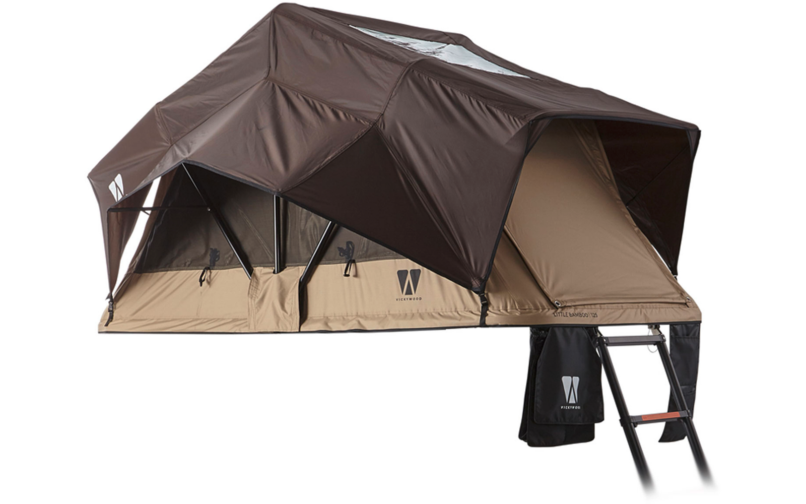 Braunes Dachzelt mit dunkelbrauner Abdeckung und hellbraunem Unterteil; offener Eingang rechts; ausgeklappte schwarze Leiter vorne rechts; weiße Logos an den Seiten