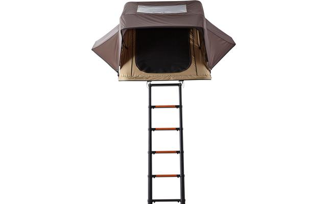 Aufgebautes Zelt in Braun und Beige mit offenem rechteckigem Eingang und schwarzem Innenraum; ausgeklappte Leiter mit schwarzen Holmen und orangen Sprossen; helles Fensterfeld auf dem Dach