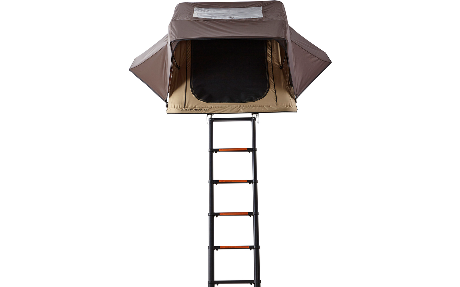 Aufgebautes Zelt in Braun und Beige mit offenem rechteckigem Eingang und schwarzem Innenraum; ausgeklappte Leiter mit schwarzen Holmen und orangen Sprossen; helles Fensterfeld auf dem Dach