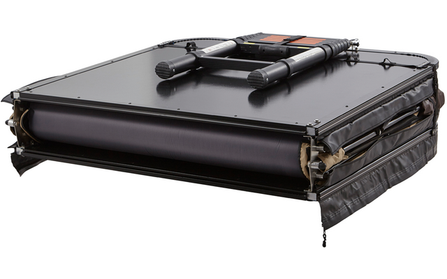 Gefaltetes rechteckiges schwarzes Textilpaket mit sichtbaren Reißverschlüssen, Nähten, Riemen und Schnallen; zwei zusammengelegte Metallstangen/Leiterteile mit Schaumgriffen oben