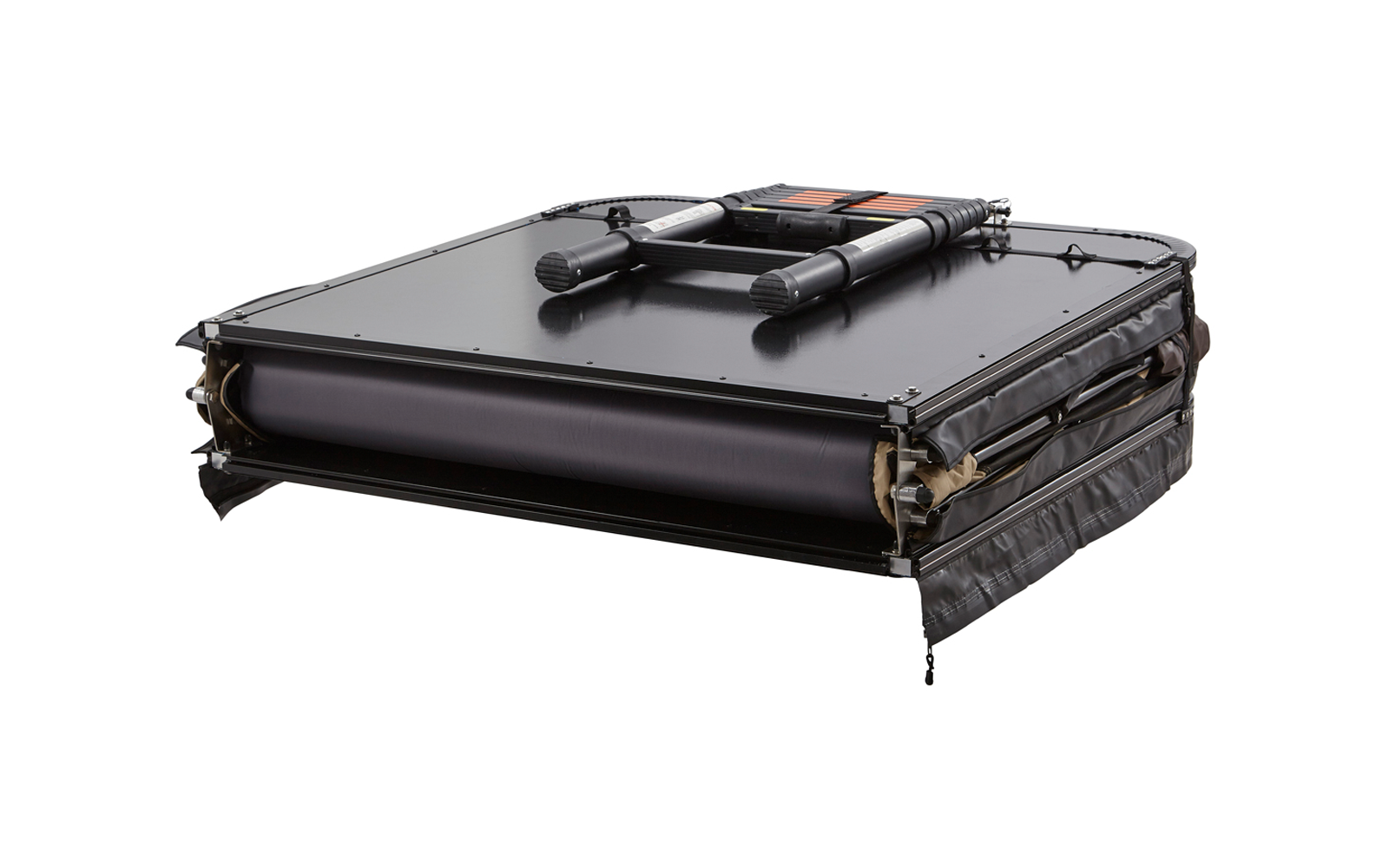 Gefaltetes rechteckiges schwarzes Textilpaket mit sichtbaren Reißverschlüssen, Nähten, Riemen und Schnallen; zwei zusammengelegte Metallstangen/Leiterteile mit Schaumgriffen oben