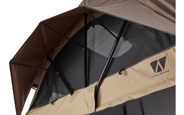 Nahaufnahme einer beige-braunen Stoffstruktur mit schwarzem Metallgestänge, dreieckigem Moskitonetzfenster und Reißverschluss