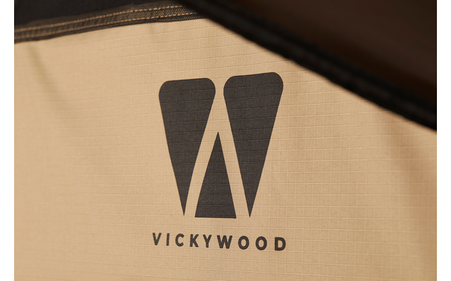 Schwarzes, stilisiertes "W" über dem Schriftzug "VICKYWOOD" auf beigem Stoff