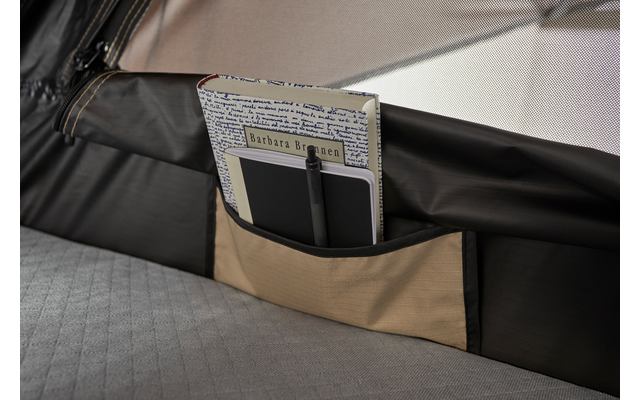 Beige Stofftasche mit Tablet, schwarzem Stift und Notizbuch mit bedrucktem Umschlag