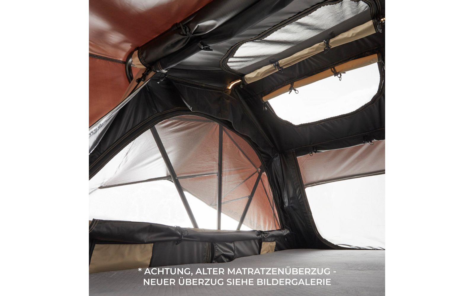 Innenraum aus Stoff mit mehreren durchsichtigen Fenstern, Reißverschlüssen und einer grauen Liegefläche; weißer deutscher Hinweistext am unteren Rand