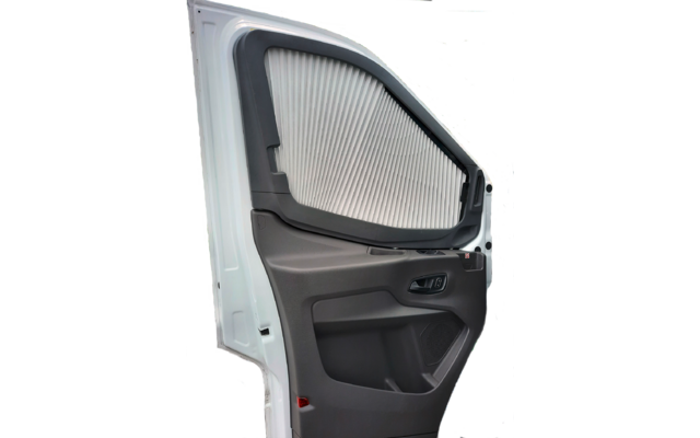 Geöffnete weiße Fahrzeugtür mit faltbarer Blende über dem Fenster, grauer Türverkleidung, Türgriff, Ablagefach und rotem Reflektor am unteren Rand