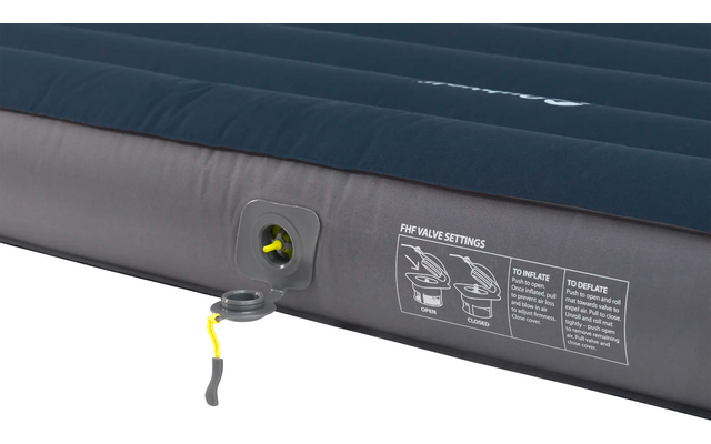 Close-up van een blauw opblaasbaar matras met een ventiel en waarschuwingslabels