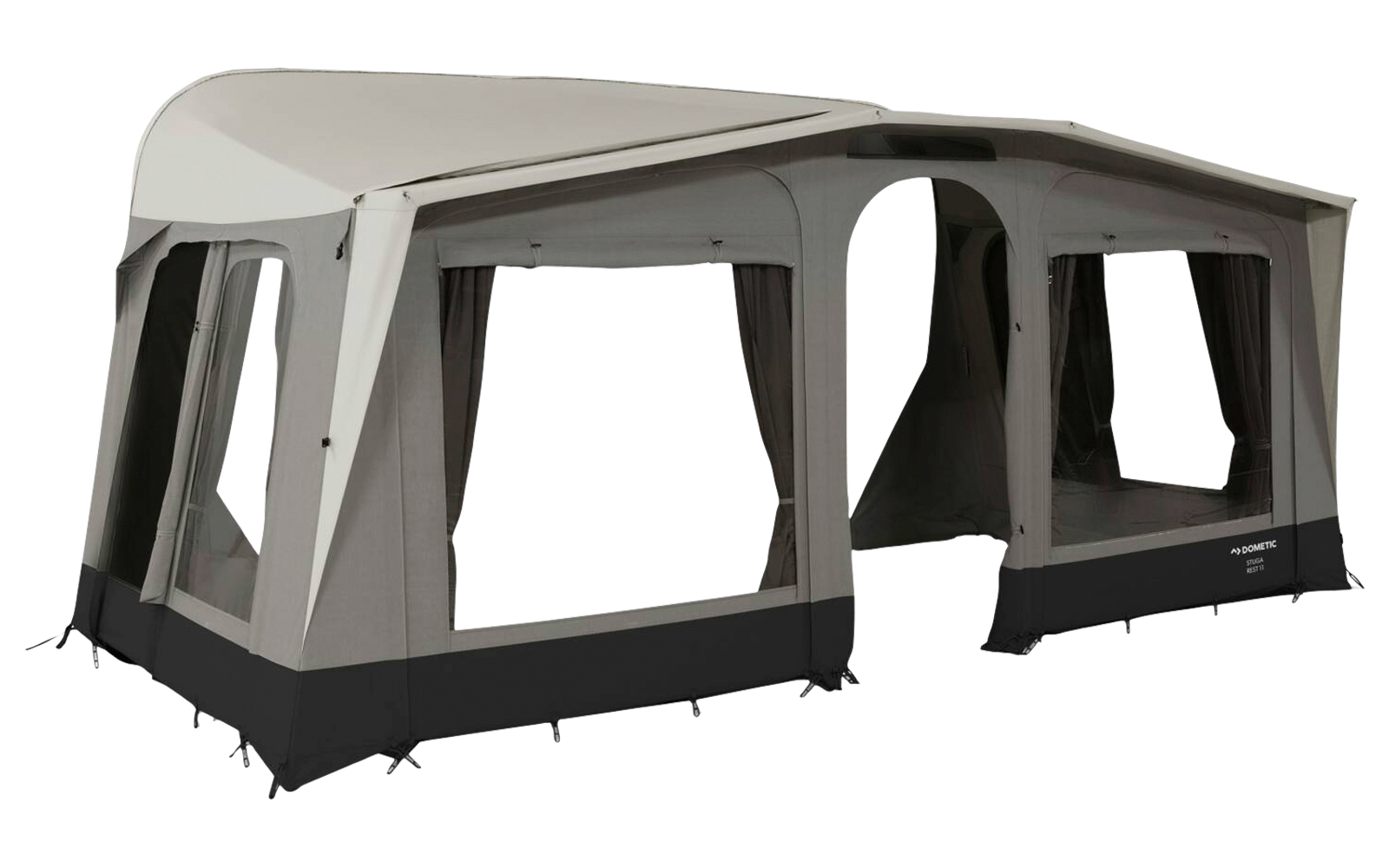 Beige-graues großes Zelt aus Stoff mit mehreren großen Fenstern, dunklen Vorhängen, offenem Durchgang in der Mitte, schwarzem Sockel und sichtbaren Abspannleinen und Heringen am Boden