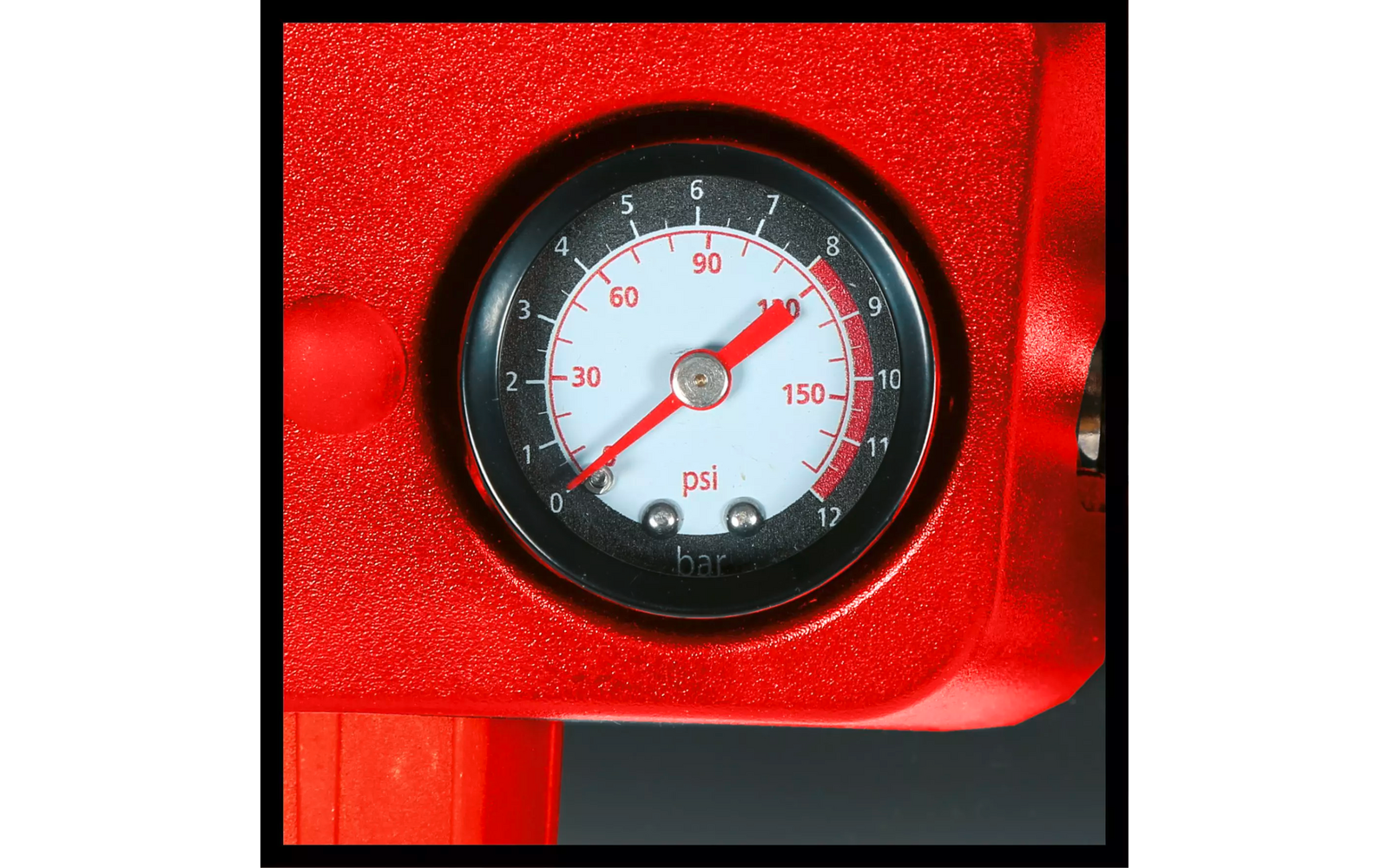 Runder Manometer in rotem Gehäuse, weißes Zifferblatt mit Zahlen, rote Nadel, Beschriftungen 'psi' und 'bar' sichtbar