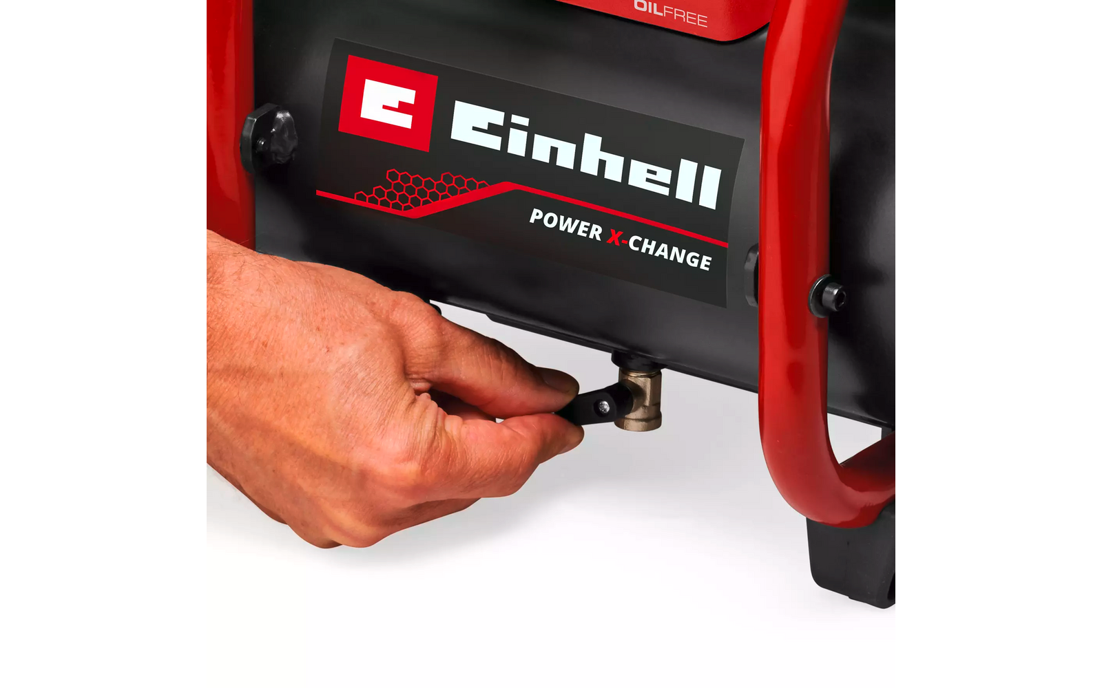 Hand an kleinem Hebel eines Messingventils an einem schwarzen Einhell-Gerät mit rotem Rahmen und den Schriftzügen 'Einhell' und 'Power X-Change'