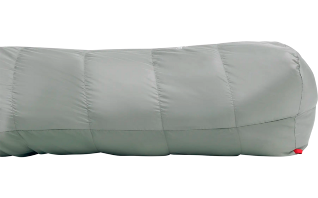 Ein weißes, mit Falten versehendes, längliches Kissen auf hellem Untergrund