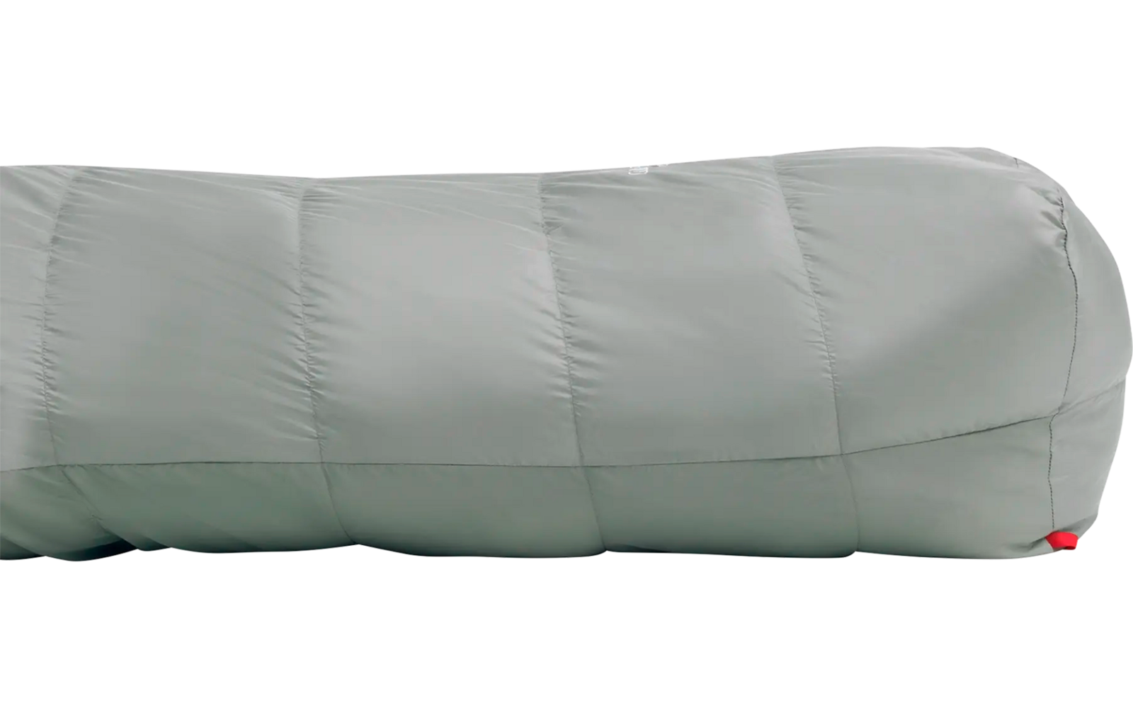 Ein weißes, mit Falten versehendes, längliches Kissen auf hellem Untergrund