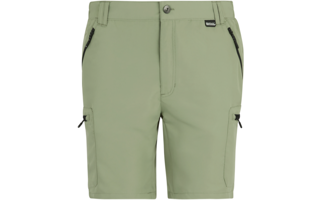 Hellgrüne kurze Shorts bis zur Oberschenkelmitte mit Bund, Knopf und Reißverschluss, zwei vordere Reißverschlusstaschen, seitliche Cargotaschen mit Klappen und Kordel, kleines schwarzes Etikett an rechter Bundseite