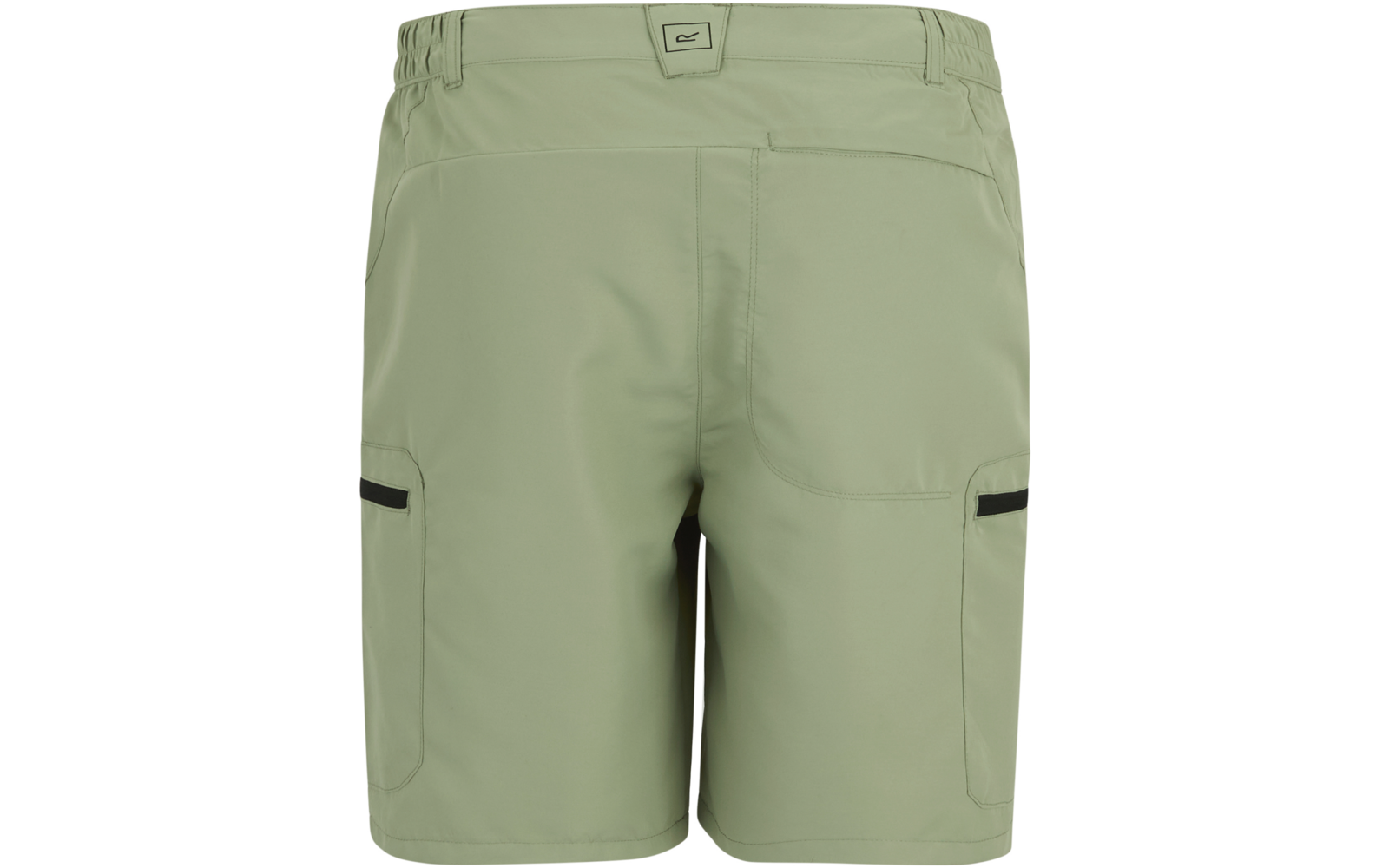 Rückansicht hellgrüner Shorts mit elastischem Bund, zwei aufgesetzten Gesäßtaschen, seitlichen Eingrifftaschen mit schwarzer Einfassung und kleinem rechteckigem Logo-Patch am Bund