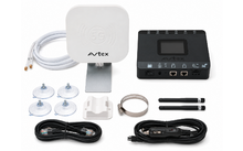 Quadratisches weißes Antennenpanel mit '5G'-Prägung auf Metallfuß, schwarzes rechteckiges Routergerät mit Display und mehreren Anschlüssen, zwei schwarze Stabantennen, vier transparente Saugnäpfe, Metall-Schlauchschelle, weiße Wandhalterung, zwei wei