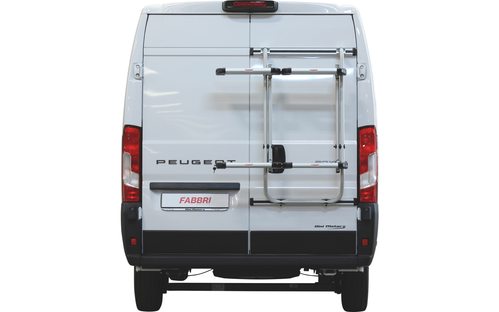 Achteraanzicht van een witte Peugeot-bestelwagen met een op de achterdeuren gemonteerde ladder; achterlichten en het label "FABBRI" zichtbaar
