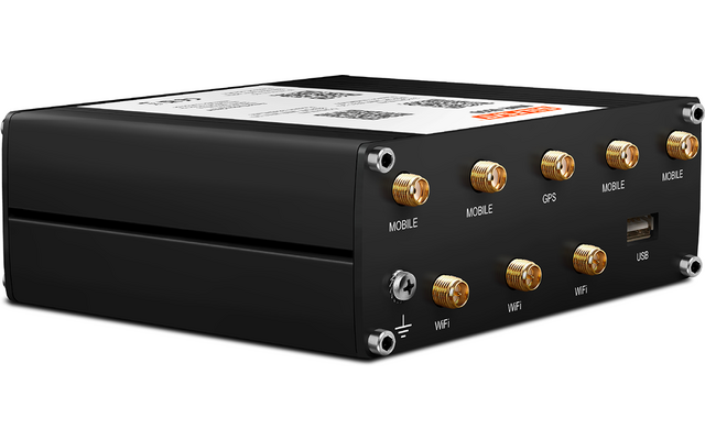 Schwarzes rechteckiges Metallgehäuse mit mehreren goldfarbenen Koax-Buchsen, einem USB-Anschluss, Schrauben an den Ecken und einem weißen Aufkleber obenauf