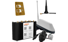 Goldene SIM-Adapterkarte mit drei Aussparungen; schwarzes rechteckiges Metallgehäuse mit sechs goldfarbenen Rundanschlüssen oben und weißem Etikett mit QR-Codes; weiße flache Antenne mit kurzem weißen Stab und angeschlossenem Kabel; schwarze runde An