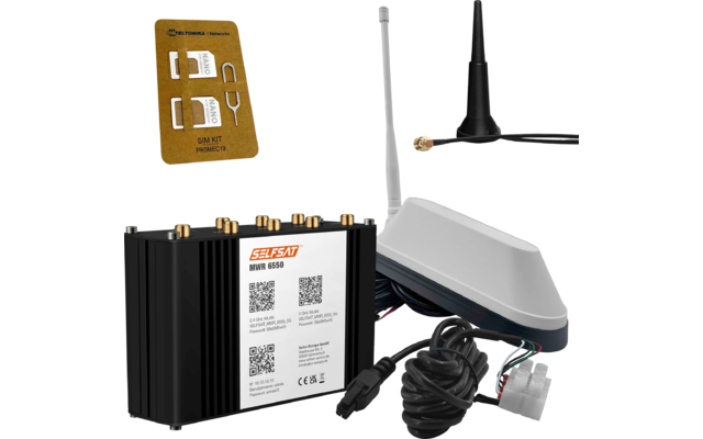 Goldene SIM-Adapterkarte mit drei Aussparungen; schwarzes rechteckiges Metallgehäuse mit sechs goldfarbenen Rundanschlüssen oben und weißem Etikett mit QR-Codes; weiße flache Antenne mit kurzem weißen Stab und angeschlossenem Kabel; schwarze runde An