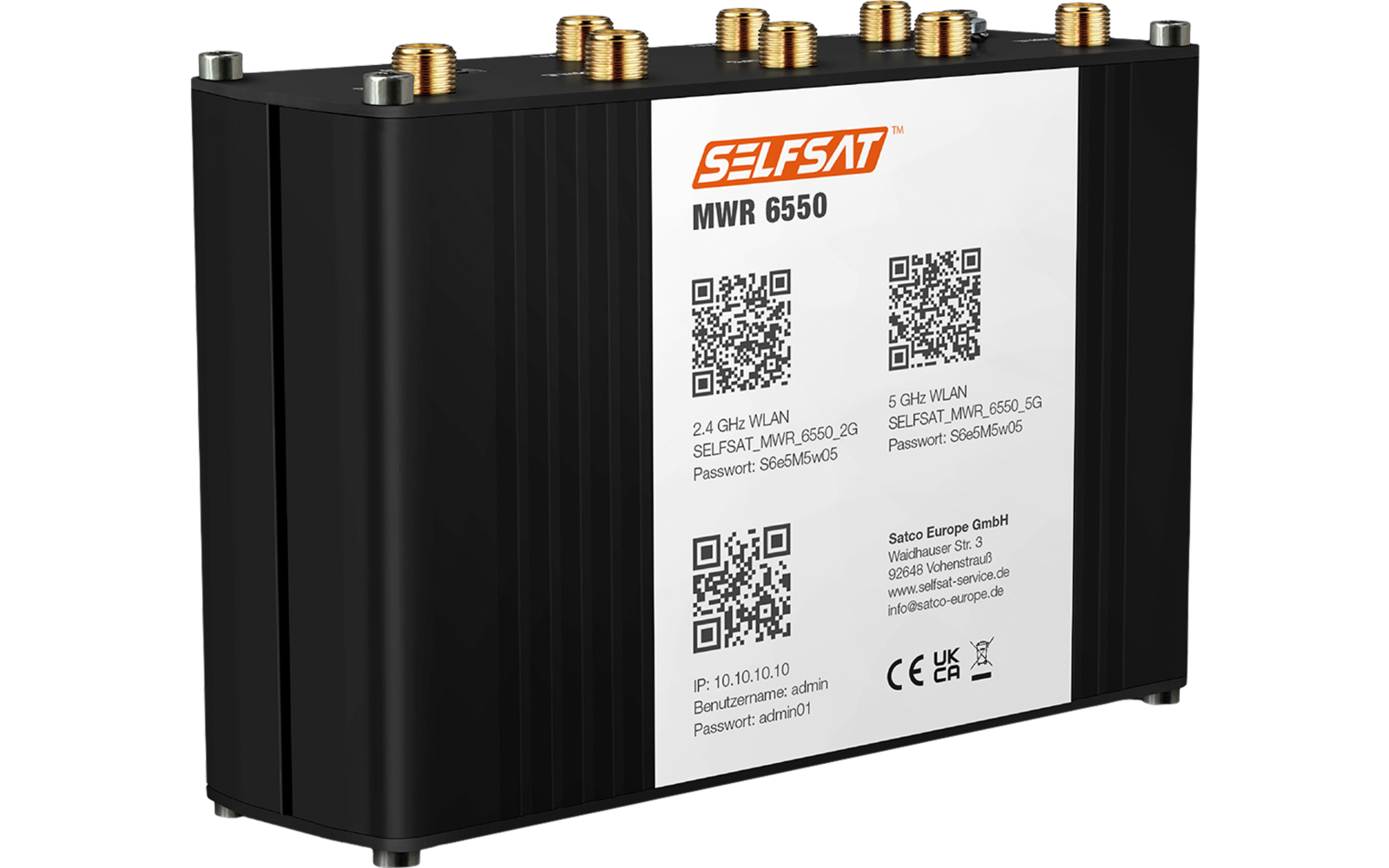 Schwarzes rechteckiges elektronisches Gerät mit mehreren goldfarbenen Antennenanschlüssen oben, weißem Frontetikett mit rotem SELFSAT-Logo, Modellnummer MWR 6550, mehreren QR-Codes und kleingedrucktem Text; silberne Befestigungen an den Ecken. Weißer