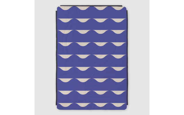 Blau-weiß gestreiftes Hängtextil mit horizontalen Wellenformen, an schwarzer Stange vor hellem grauem Hintergrund