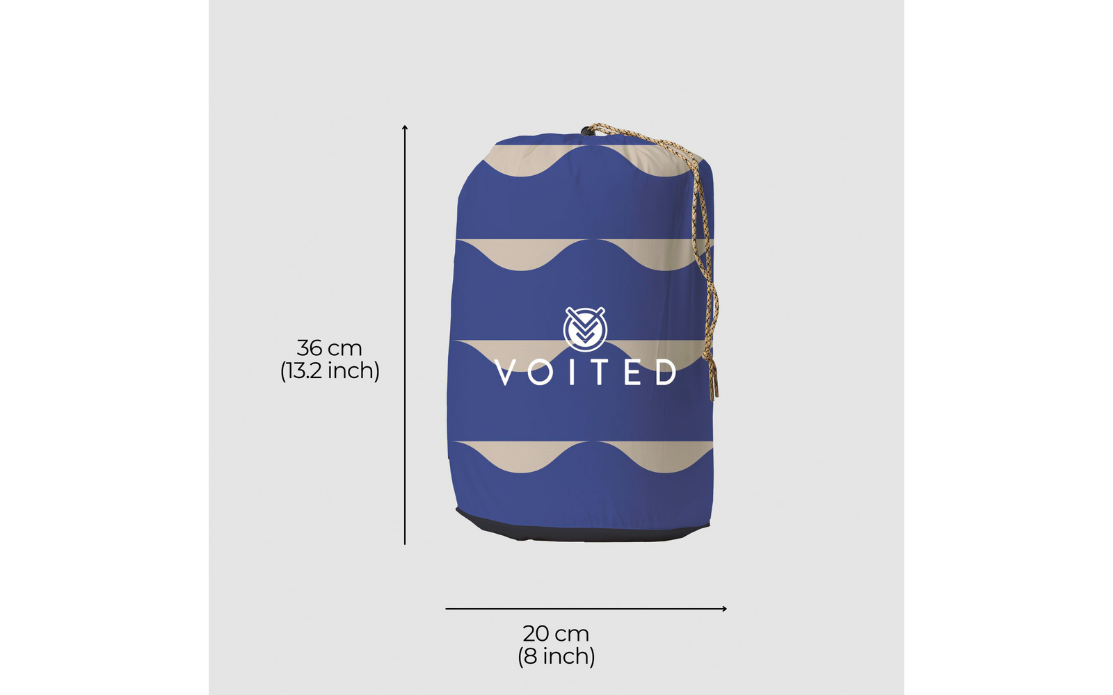 Blauer Kordelzugbeutel mit hellbeigen, gewellten Streifen und weißem Schriftzug 'VOITED', goldfarbene Kordel; links 36 cm (13.2 inch) Höhe, unten 20 cm (8 inch) Breite, hellgrauer Hintergrund