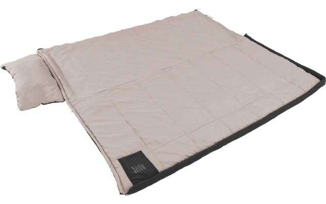 Beige opgevouwen slaapzak met geïntegreerd kussen op witte achtergrond