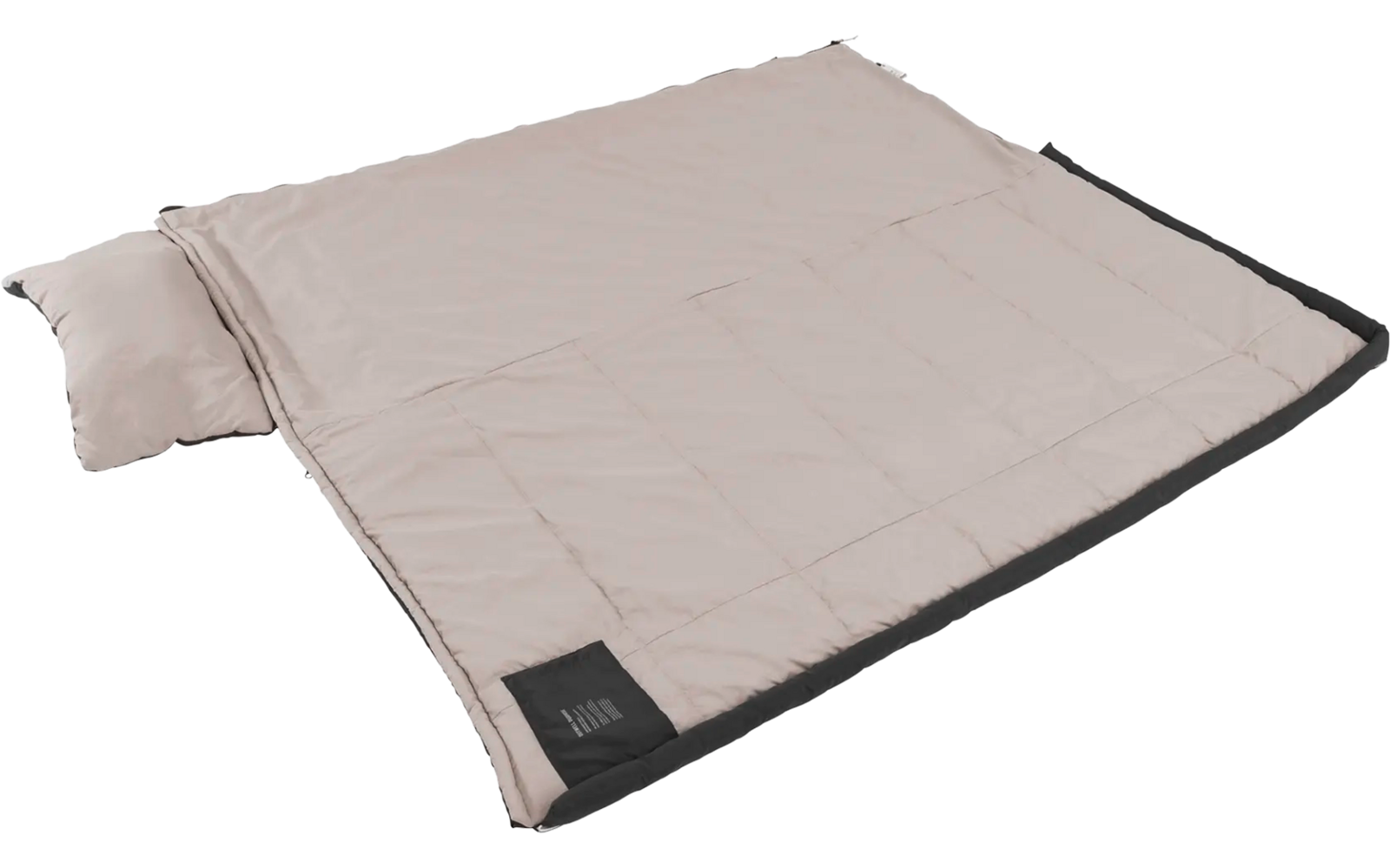 Beige opgevouwen slaapzak met geïntegreerd kussen op witte achtergrond