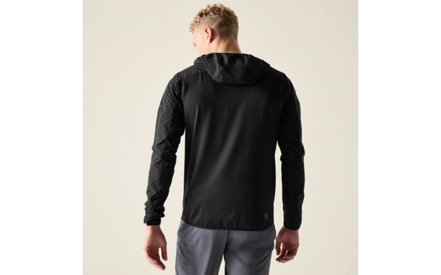 Person von hinten, trägt schwarze Kapuzenjacke und graue Hose vor hellem einfarbigem Hintergrund