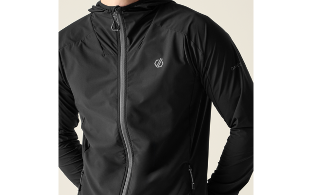 Oberkörper einer Person in schwarzer Kapuzenjacke mit durchgehendem Reißverschluss, kleinem Brustlogo, langen Ärmeln und seitlicher Reißverschlusstasche