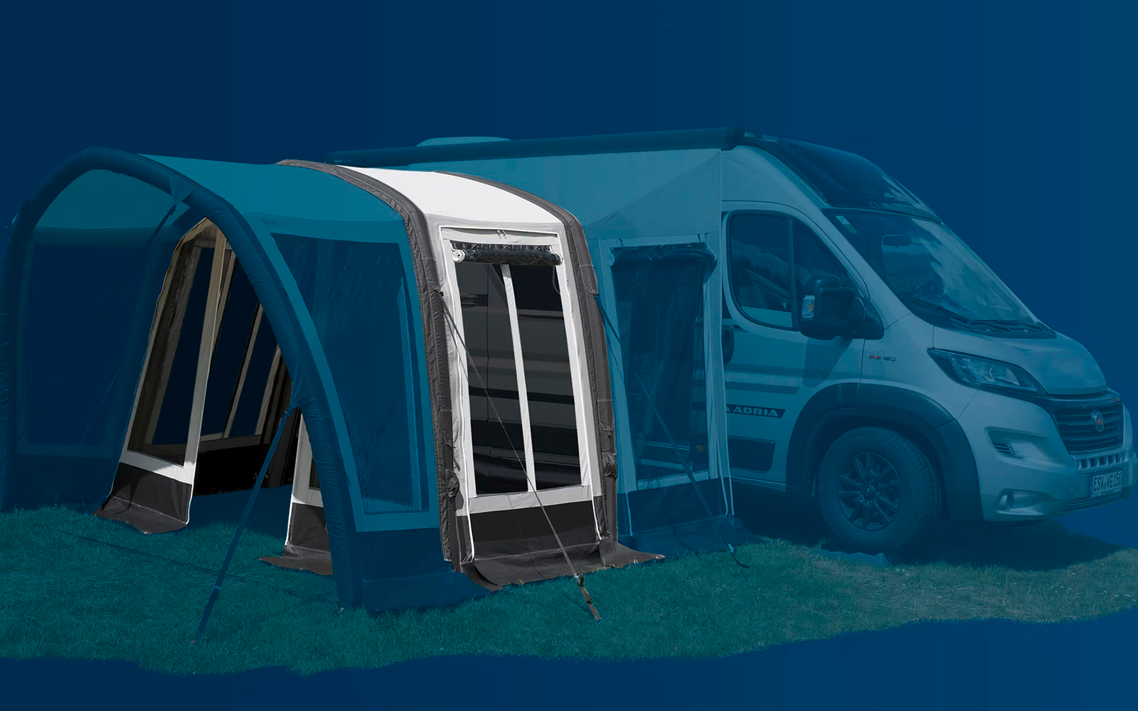 Toldo azul junto a una autocaravana blanca sobre césped verde