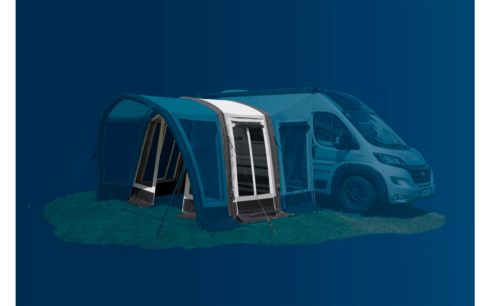 Blaues Zeltvorzelt neben einem weißen Wohnmobil auf grünem Gras