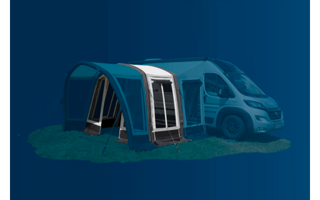 Blaues Zeltvorzelt neben einem weißen Wohnmobil auf grünem Gras