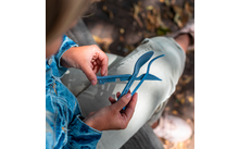 Kind houdt een blauwe moersleutel vast