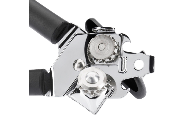 Gros plan d'un ouvre-boîte chromé aux poignées noires, montrant la roue de coupe, le pignon cranté et l'ouvre-bouteille