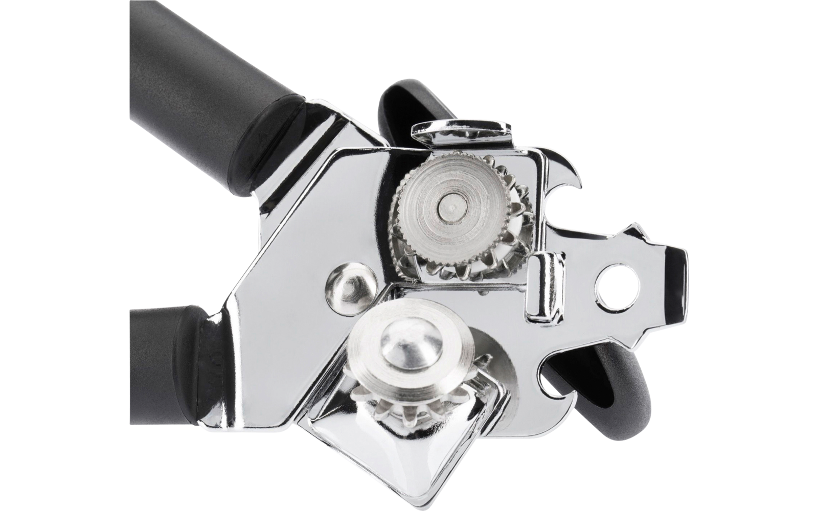 Gros plan d'un ouvre-boîte chromé aux poignées noires, montrant la roue de coupe, le pignon cranté et l'ouvre-bouteille